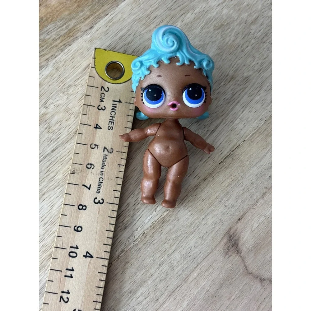 MGA Entertainment LOL Surprise Lil Sister Blue Hair Brown Skin Mini Doll Figure